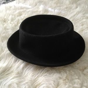 Black hat one size 100% wool